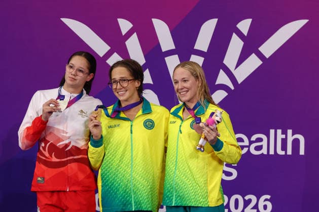 July 27, 2026, Glasgow, Scotland, Great Britain: JENNA FORRESTER of Australia (center), AMALIE SMITH of England (left) and ELLA RAMSAY of Australia (right) pose with their gold, silver and bronze medals in the Swimming Women s 100m Freestyle Final of the Commonwealth Games Glasgow 2026 at the Tollcross International Swimming Centre in Glasgow, Scotland. Glasgow Great Britain - ZUMAc179 20260727_zep_c179_279 Copyright: xMickaelxChavetx