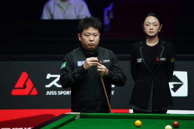 SHANGHAI, CHINA - JULY 28: Zhang Anda of China chalks the cue in the first round match against Jack Lisowski of England on day 2 of the Shanghai Masters 2026 at Luwan Gymnasium on July 28, 2026 in Shanghai, China.  Copyright: xTaixChengzhex 111656812483