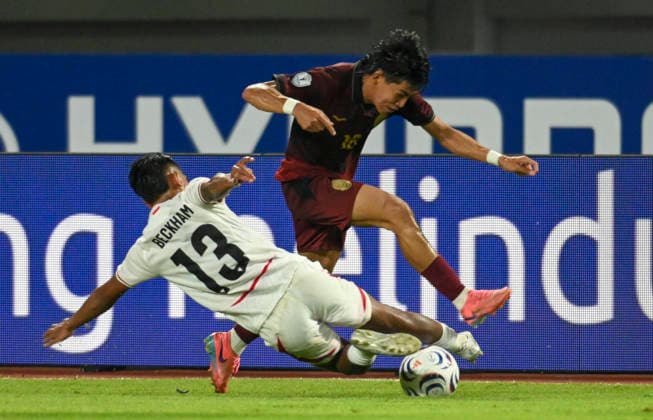 (260728) -- BOGOR, July 28, 2026 -- Beckham Putra Nugraha (Below) of Indonesia vies with Devit Yem of Cambodia during the Group A match between Indonesia and Cambodia of the ASEAN Championship 2026 at Pakansari Stadium in Bogor, Indonesia, July 27, 2026. ) (SP)INDONESIA-BOGOR-FOOTBALL-ASEAN CHAMPIONSHIP CUP 2026-GROUP A-INA VS CAM Zulkarnain 