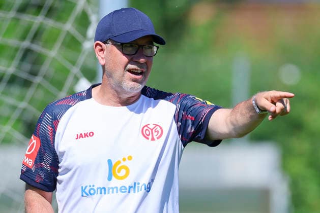 Trainer Urs Fischer (1. FSV Mainz 05) gestikuliert, Tag 2, Trainingslager 1. FSV Mainz 05, Sportzentrum am 28. July 2026 in Wörgl, Österreich. (Foto von Marco Steinbrenner DeFodi Images) Trainer Urs Fischer (1. FSV Mainz 05) gestures, Tag 2, Trainingslager 1. FSV Mainz 05, Sportzentrum, July 28, 2026 in Wörgl, Austria. (Photo by Marco Steinbrenner DeFodi Images) - *** Coach Urs Fischer of 1. FSV Mainz 05 gestures, Day 2, 1. FSV Mainz 05 training camp, Sports Center on July 28, 2026, in Wörgl, Austria Photo by Marco Steinbrenner DeFodi Images Coach Urs Fischer of 1. FSV Mainz 05 gestures, Day 2, 1. FSV Mainz 05 training camp, Sports Center, July 28, 2026, in Wörgl, Austria. Photo by Marco Steinbrenner, DeFodi Images