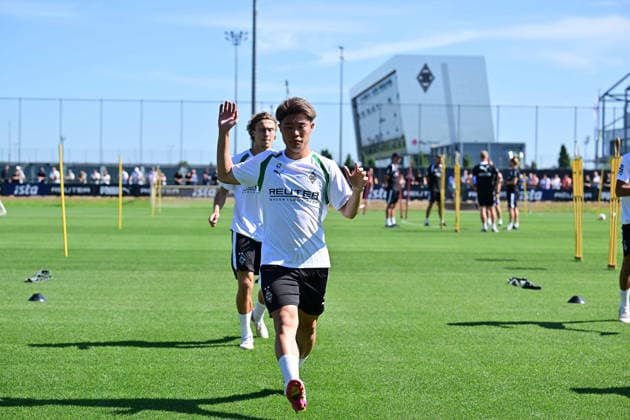 28.07.2026; Moenchengladbach; Fussball, Herren, Saison 2026 2027, Training Borussia Moenchengladbach Zento Uno (Gladbach) erstmals auf dem Trainingsplatz; im Hintergrund links Hugo Bolin (Gladbach) DFL regulations prohibit any use of photographs as image sequences and or quasi-video. ista-Borussia-Park NRW Deutschland *** July 28, 2026, Mönchengladbach Soccer, Men s, 2026–2027 season, Borussia Mönchengladbach training session at Zento Uno Gladbach—first time on the training field; Hugo Bolin in the background on the left. Gladbach. DFL regulations prohibit any use of photographs as image sequences and or quasi-video content. Borussia Park, North Rhine-Westphalia, Germany