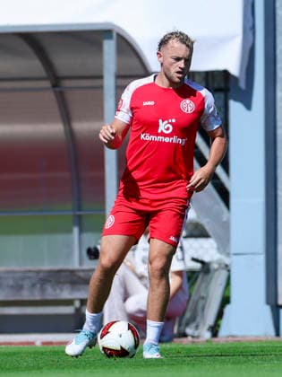 Benedict Hollerbach (1. FSV Mainz 05) kontrolliert den Ball, Tag 2, Trainingslager 1. FSV Mainz 05, Sportzentrum am 28. July 2026 in Wörgl, Österreich. (Foto von Marco Steinbrenner DeFodi Images) Benedict Hollerbach (1. FSV Mainz 05) controls the ball, Tag 2, Trainingslager 1. FSV Mainz 05, Sportzentrum, July 28, 2026 in Wörgl, Austria. (Photo by Marco Steinbrenner DeFodi Images) - *** Benedict Hollerbach, 1 FSV Mainz 05, controls the ball, Day 2, 1 FSV Mainz 05 training camp, Sports Center on July 28, 2026, in Wörgl, Austria Photo by Marco Steinbrenner DeFodi Images Benedict Hollerbach 1 FSV Mainz 05 controls the ball, Day 2, Training Camp 1 FSV Mainz 05, Sports Center, July 28, 2026, in Wörgl, Austria. Photo by Marco Steinbrenner, DeFodi Images
