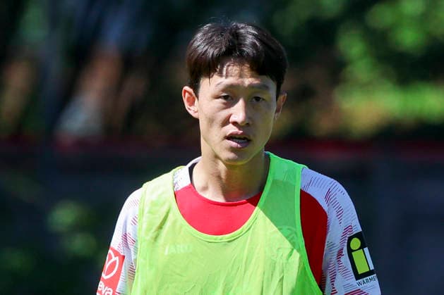 Jae-Sung Lee (1. FSV Mainz 05) schaut, Tag 2, Trainingslager 1. FSV Mainz 05, Sportzentrum am 28. July 2026 in Wörgl, Österreich. (Foto von Marco Steinbrenner DeFodi Images) Jae-Sung Lee (1. FSV Mainz 05) looks on, Tag 2, Trainingslager 1. FSV Mainz 05, Sportzentrum, July 28, 2026 in Wörgl, Austria. (Photo by Marco Steinbrenner DeFodi Images) - *** Jae Sung Lee of 1 FSV Mainz 05 watches on, Day 2, 1 FSV Mainz 05 training camp, Sports Center on July 28, 2026, in Wörgl, Austria Photo by Marco Steinbrenner DeFodi Images Jae Sung Lee 1 FSV Mainz 05 looks on, Day 2, 1 FSV Mainz 05 Training Camp, Sports Center, July 28, 2026, in Wörgl, Austria. Photo by Marco Steinbrenner, DeFodi Images