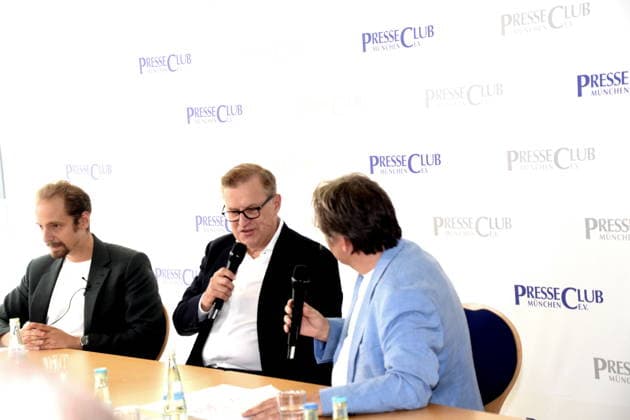 David Pierce Brill Moderator Bayern-Boss Jan-Christian Dreesen Manfred Otzelberger Moderator Muenchen 28.07.2026 Presseclub Muenchen Eigenveranstaltung: Die WM ist vorbei der FC Bayern startet wieder! Bayern-Boss Jan-Christian Dreesen vor Saisonbeginn im Gespräch ueber dauerhaften finanziellen und sportlichen Erfolg *** David Pierce Brill, Host; Bayern CEO Jan Christian Dreesen; Manfred Otzelberger, Host; Munich, July 28, 2026; Munich Press Club, In-House Event; The World Cup is over; FC Bayern is back in action; Bayern CEO Jan Christian Dreesen discusses sustained financial and sporting success ahead of the start of the season