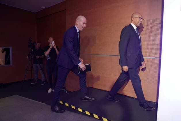ZINEDINE ZIDANE A LA FFF PHOTOPQR LE PARISIEN LP Philippe Lavieille (Staff) ; PARIS ; 28 07 2026 ; Crédit : Le Parisien Philippe Lavieille Conférence de presse à la FFF de Zinedine Zidane nouveau selectionneur de l Equipe de France de Football au coté du Président de la Federation Française de Football au siège de la FFF Bd de Grenelle. Il est venu saluer les fans qui devant le siège attendait sa venue.Z Former French international football player Zinedine Zidane during a press conference, PK, Pressekonferenz to present him as the new head coach of France national football team at the French Football Federation headquarters (FFF) in Paris on July 28, 2026 *** Local Caption *** EQUIPE DE FRANCE FOOTBALL PARIS 75 France  Copyright: xPHOTOPQR LExPARISIEN MAXPPPxx 20260728LPA5577 20260728LPA5577