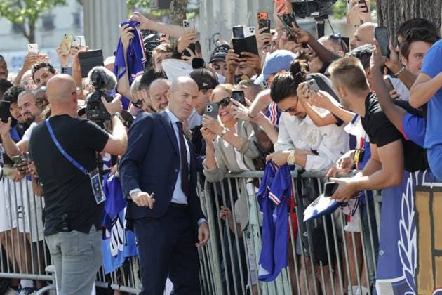 ZINEDINE ZIDANE A LA FFF PHOTOPQR LE PARISIEN LP Philippe Lavieille (Staff) ; PARIS ; 28 07 2026 ; Crédit : Le Parisien Philippe Lavieille Conférence de presse à la FFF de Zinedine Zidane nouveau selectionneur de l Equipe de France de Football au coté du Président de la Federation Française de Football au siège de la FFF Bd de Grenelle. Il est venu saluer les fans qui devant le siège attendait sa venue.Z French international football player Zinedine Zidane greets fans as he leaves after a press conference, PK, Pressekonferenz to present him as the new head coach of France national football team at the French Football Federation headquarters (FFF) in Paris on July 28, 2026. *** Local Caption *** EQUIPE DE FRANCE FOOTBALL PARIS 75 France  Copyright: xPHOTOPQR LExPARISIEN MAXPPPxx 20260728LPA5554 20260728LPA5554
