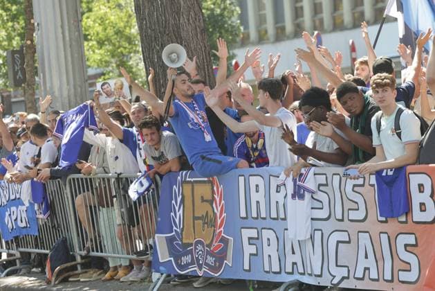 ZINEDINE ZIDANE A LA FFF PHOTOPQR LE PARISIEN LP Philippe Lavieille (Staff) ; PARIS ; 28 07 2026 ; Crédit : Le Parisien Philippe Lavieille Conférence de presse à la FFF de Zinedine Zidane nouveau selectionneur de l Equipe de France de Football au coté du Président de la Federation Française de Football au siège de la FFF Bd de Grenelle. Il est venu saluer les fans qui devant le siège attendait sa venue.Z French international football player Zinedine Zidane greets fans as he leaves after a press conference, PK, Pressekonferenz to present him as the new head coach of France national football team at the French Football Federation headquarters (FFF) in Paris on July 28, 2026. *** Local Caption *** EQUIPE DE FRANCE FOOTBALL PARIS 75 France  Copyright: xPHOTOPQR LExPARISIEN MAXPPPxx 20260728LPA5560 20260728LPA5560
