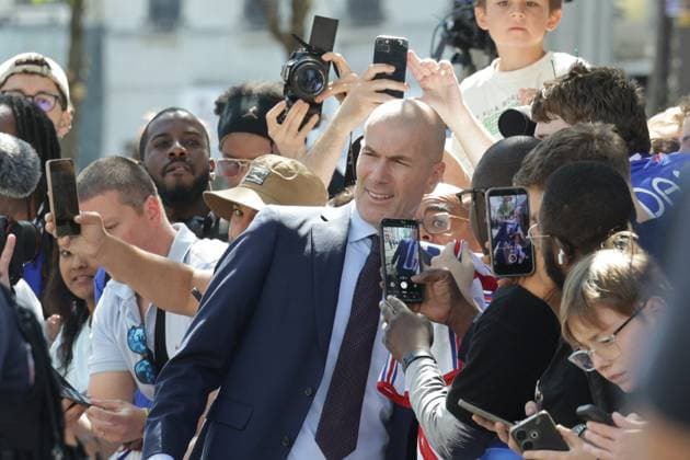 ZINEDINE ZIDANE A LA FFF PHOTOPQR LE PARISIEN LP Philippe Lavieille (Staff) ; PARIS ; 28 07 2026 ; Crédit : Le Parisien Philippe Lavieille Conférence de presse à la FFF de Zinedine Zidane nouveau selectionneur de l Equipe de France de Football au coté du Président de la Federation Française de Football au siège de la FFF Bd de Grenelle. Il est venu saluer les fans qui devant le siège attendait sa venue.Z French international football player Zinedine Zidane greets fans as he leaves after a press conference, PK, Pressekonferenz to present him as the new head coach of France national football team at the French Football Federation headquarters (FFF) in Paris on July 28, 2026. *** Local Caption *** EQUIPE DE FRANCE FOOTBALL PARIS 75 France  Copyright: xPHOTOPQR LExPARISIEN MAXPPPxx 20260728LPA5568 20260728LPA5568