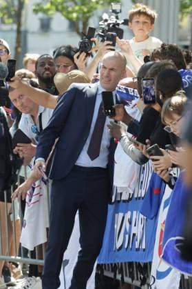 ZINEDINE ZIDANE A LA FFF PHOTOPQR LE PARISIEN LP Philippe Lavieille (Staff) ; PARIS ; 28 07 2026 ; Crédit : Le Parisien Philippe Lavieille Conférence de presse à la FFF de Zinedine Zidane nouveau selectionneur de l Equipe de France de Football au coté du Président de la Federation Française de Football au siège de la FFF Bd de Grenelle. Il est venu saluer les fans qui devant le siège attendait sa venue.Z French international football player Zinedine Zidane greets fans as he leaves after a press conference, PK, Pressekonferenz to present him as the new head coach of France national football team at the French Football Federation headquarters (FFF) in Paris on July 28, 2026. *** Local Caption *** EQUIPE DE FRANCE FOOTBALL PARIS 75 France  Copyright: xPHOTOPQR LExPARISIEN MAXPPPxx 20260728LPA5570 20260728LPA5570