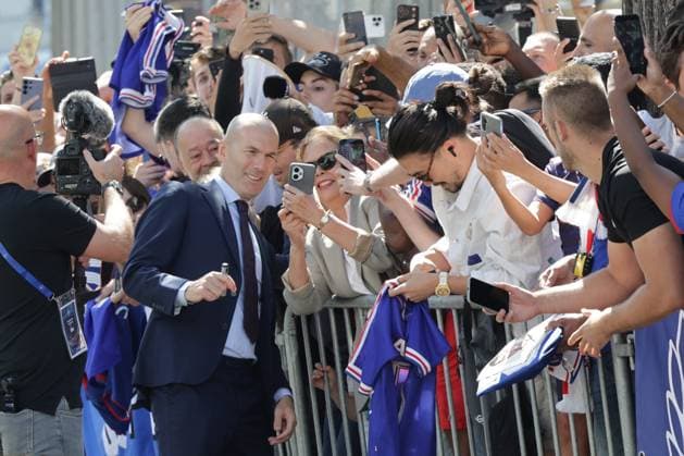 ZINEDINE ZIDANE A LA FFF PHOTOPQR LE PARISIEN LP Philippe Lavieille (Staff) ; PARIS ; 28 07 2026 ; Crédit : Le Parisien Philippe Lavieille Conférence de presse à la FFF de Zinedine Zidane nouveau selectionneur de l Equipe de France de Football au coté du Président de la Federation Française de Football au siège de la FFF Bd de Grenelle. Il est venu saluer les fans qui devant le siège attendait sa venue.Z French international football player Zinedine Zidane greets fans as he leaves after a press conference, PK, Pressekonferenz to present him as the new head coach of France national football team at the French Football Federation headquarters (FFF) in Paris on July 28, 2026. *** Local Caption *** EQUIPE DE FRANCE FOOTBALL PARIS 75 France  Copyright: xPHOTOPQR LExPARISIEN MAXPPPxx 20260728LPA5571 20260728LPA5571