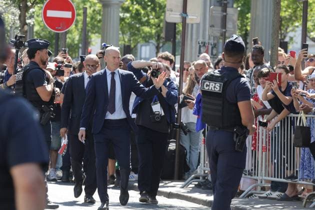 ZINEDINE ZIDANE A LA FFF PHOTOPQR LE PARISIEN LP Philippe Lavieille (Staff) ; PARIS ; 28 07 2026 ; Crédit : Le Parisien Philippe Lavieille Conférence de presse à la FFF de Zinedine Zidane nouveau selectionneur de l Equipe de France de Football au coté du Président de la Federation Française de Football au siège de la FFF Bd de Grenelle. Il est venu saluer les fans qui devant le siège attendait sa venue.Z French international football player Zinedine Zidane greets fans as he leaves after a press conference, PK, Pressekonferenz to present him as the new head coach of France national football team at the French Football Federation headquarters (FFF) in Paris on July 28, 2026. *** Local Caption *** EQUIPE DE FRANCE FOOTBALL PARIS 75 France  Copyright: xPHOTOPQR LExPARISIEN MAXPPPxx 20260728LPA5574 20260728LPA5574