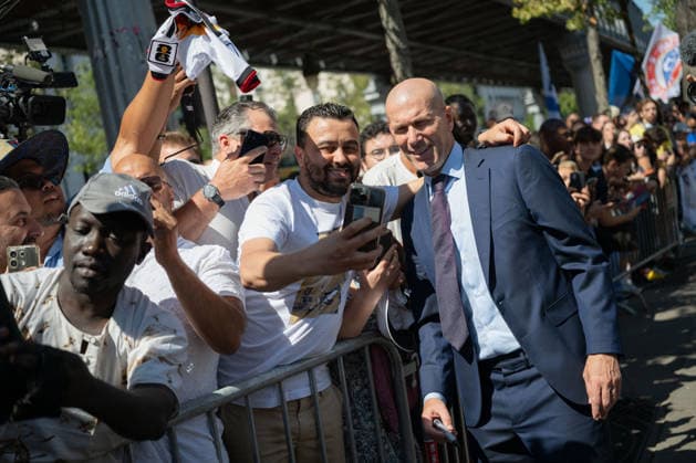 Zidane Meets Fans As The New Coach Of France Football national team, Nationalteam - Paris French international football player Zinedine Zidane greets and poses for selfies with fans as he leaves after a press conference, PK, Pressekonferenz to present him as the new head coach of France national football team at the French Football Federation headquarters (FFF) in Paris, France on July 28, 2026. The former France playmaker, who won the 1998 World Cup and the 2000 European Championship, EM, Europameisterschaft as a player, has been appointed head coach of the French national team, succeeding Didier Deschamps, the French Football Federation (FFF) announced. Zidane takes over from his former teammate Deschamps, who had been in charge since 2012; Deschamps tenure ended with a fourth-place finish at the 2026 World Cup, following a title win in 2018 and a final appearance in 2022. Photo by Alexis Jumeau ABACAPRESS.COM Paris France  Copyright: xJumeauxAlexis ABACAx