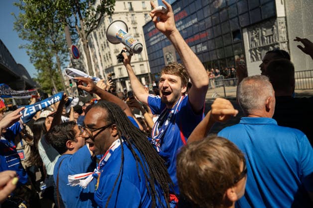 Zidane Meets Fans As The New Coach Of France Football national team, Nationalteam - Paris French international football player Zinedine Zidane greets and poses for selfies with fans as he leaves after a press conference, PK, Pressekonferenz to present him as the new head coach of France national football team at the French Football Federation headquarters (FFF) in Paris, France on July 28, 2026. The former France playmaker, who won the 1998 World Cup and the 2000 European Championship, EM, Europameisterschaft as a player, has been appointed head coach of the French national team, succeeding Didier Deschamps, the French Football Federation (FFF) announced. Zidane takes over from his former teammate Deschamps, who had been in charge since 2012; Deschamps tenure ended with a fourth-place finish at the 2026 World Cup, following a title win in 2018 and a final appearance in 2022. Photo by Alexis Jumeau ABACAPRESS.COM Paris France  Copyright: xJumeauxAlexis ABACAx