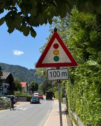 28.07.2026, Fussball Bundesliga 2026 2027, Trainingslager FC Bayern München in Rottach-Egern am Tegernsee (Bayern). Am Mannschaftshotel Parkhotel Egerner Höfe wurde eine Spur gesperrt für den parkenden Bayern-Mannschaftsbus, inklusive temporär aufgestellter Verkehrsampel. *** July 28, 2026, 2026–2027 Bundesliga season, FC Bayern Munich training camp in Rottach-Egern on Lake Tegernsee, Bavaria. At the team hotel, Parkhotel Egerner Höfe, a lane was closed to accommodate the parked Bayern team bus, including a temporarily installed traffic light.