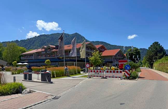 28.07.2026, Fussball Bundesliga 2026 2027, Trainingslager FC Bayern München in Rottach-Egern am Tegernsee (Bayern). Am Mannschaftshotel Parkhotel Egerner Höfe wurde eine Spur gesperrt für den parkenden Bayern-Mannschaftsbus, inklusive temporär aufgestellter Verkehrsampel. *** July 28, 2026, 2026–2027 Bundesliga season, FC Bayern Munich training camp in Rottach-Egern on Lake Tegernsee, Bavaria. At the team hotel, Parkhotel Egerner Höfe, a lane was closed to accommodate the parked Bayern team bus, including a temporarily installed traffic light.