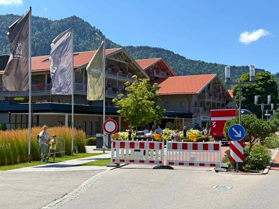 28.07.2026, Fussball Bundesliga 2026 2027, Trainingslager FC Bayern München in Rottach-Egern am Tegernsee (Bayern). Am Mannschaftshotel Parkhotel Egerner Höfe wurde eine Spur gesperrt für den parkenden Bayern-Mannschaftsbus, inklusive temporär aufgestellter Verkehrsampel. *** July 28, 2026, 2026–2027 Bundesliga season, FC Bayern Munich training camp in Rottach-Egern on Lake Tegernsee, Bavaria. At the team hotel, Parkhotel Egerner Höfe, a lane was closed to accommodate the parked Bayern team bus, including a temporarily installed traffic light.
