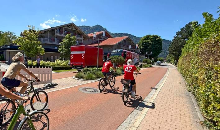 28.07.2026, Fussball Bundesliga 2026 2027, Trainingslager FC Bayern München in Rottach-Egern am Tegernsee (Bayern). Am Mannschaftshotel Parkhotel Egerner Höfe wurde eine Spur gesperrt für den parkenden Bayern-Mannschaftsbus, inklusive temporär aufgestellter Verkehrsampel. *** July 28, 2026, 2026–2027 Bundesliga season, FC Bayern Munich training camp in Rottach-Egern on Lake Tegernsee, Bavaria. At the team hotel, Parkhotel Egerner Höfe, a lane was closed to accommodate the parked Bayern team bus, including a temporarily installed traffic light.