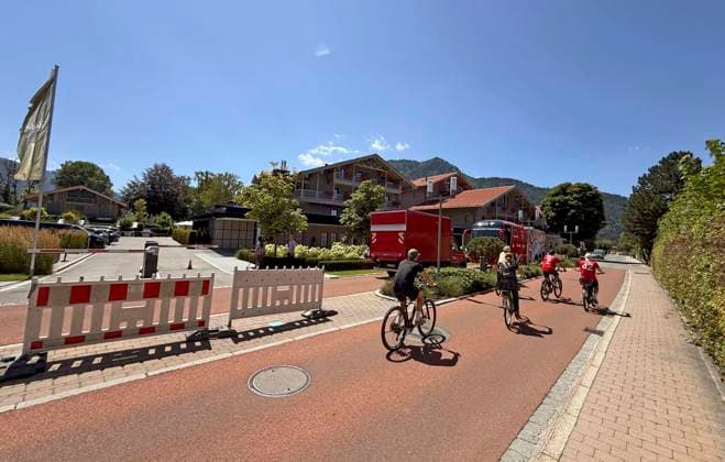 28.07.2026, Fussball Bundesliga 2026 2027, Trainingslager FC Bayern München in Rottach-Egern am Tegernsee (Bayern). Am Mannschaftshotel Parkhotel Egerner Höfe wurde eine Spur gesperrt für den parkenden Bayern-Mannschaftsbus, inklusive temporär aufgestellter Verkehrsampel. *** July 28, 2026, 2026–2027 Bundesliga season, FC Bayern Munich training camp in Rottach-Egern on Lake Tegernsee, Bavaria. At the team hotel, Parkhotel Egerner Höfe, a lane was closed to accommodate the parked Bayern team bus, including a temporarily installed traffic light.