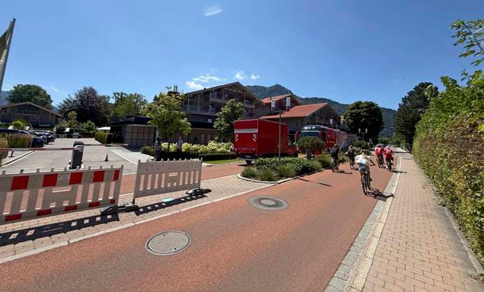 28.07.2026, Fussball Bundesliga 2026 2027, Trainingslager FC Bayern München in Rottach-Egern am Tegernsee (Bayern). Am Mannschaftshotel Parkhotel Egerner Höfe wurde eine Spur gesperrt für den parkenden Bayern-Mannschaftsbus, inklusive temporär aufgestellter Verkehrsampel. *** July 28, 2026, 2026–2027 Bundesliga season, FC Bayern Munich training camp in Rottach-Egern on Lake Tegernsee, Bavaria. At the team hotel, Parkhotel Egerner Höfe, a lane was closed to accommodate the parked Bayern team bus, including a temporarily installed traffic light.