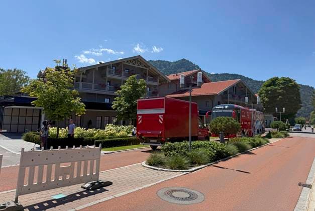 28.07.2026, Fussball Bundesliga 2026 2027, Trainingslager FC Bayern München in Rottach-Egern am Tegernsee (Bayern). Am Mannschaftshotel Parkhotel Egerner Höfe wurde eine Spur gesperrt für den parkenden Bayern-Mannschaftsbus, inklusive temporär aufgestellter Verkehrsampel. *** July 28, 2026, 2026–2027 Bundesliga season, FC Bayern Munich training camp in Rottach-Egern on Lake Tegernsee, Bavaria. At the team hotel, Parkhotel Egerner Höfe, a lane was closed to accommodate the parked Bayern team bus, including a temporarily installed traffic light.