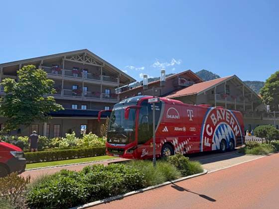28.07.2026, Fussball Bundesliga 2026 2027, Trainingslager FC Bayern München in Rottach-Egern am Tegernsee (Bayern). Am Mannschaftshotel Parkhotel Egerner Höfe wurde eine Spur gesperrt für den parkenden Bayern-Mannschaftsbus, inklusive temporär aufgestellter Verkehrsampel. *** July 28, 2026, 2026–2027 Bundesliga season, FC Bayern Munich training camp in Rottach-Egern on Lake Tegernsee, Bavaria. At the team hotel, Parkhotel Egerner Höfe, a lane was closed to accommodate the parked Bayern team bus, including a temporarily installed traffic light.