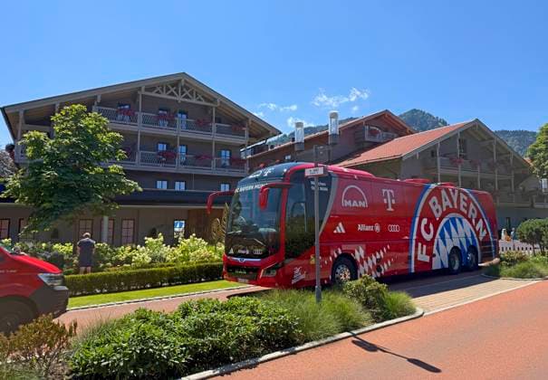 28.07.2026, Fussball Bundesliga 2026 2027, Trainingslager FC Bayern München in Rottach-Egern am Tegernsee (Bayern). Am Mannschaftshotel Parkhotel Egerner Höfe wurde eine Spur gesperrt für den parkenden Bayern-Mannschaftsbus, inklusive temporär aufgestellter Verkehrsampel. *** July 28, 2026, 2026–2027 Bundesliga season, FC Bayern Munich training camp in Rottach-Egern on Lake Tegernsee, Bavaria. At the team hotel, Parkhotel Egerner Höfe, a lane was closed to accommodate the parked Bayern team bus, including a temporarily installed traffic light.