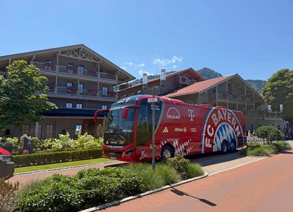 28.07.2026, Fussball Bundesliga 2026 2027, Trainingslager FC Bayern München in Rottach-Egern am Tegernsee (Bayern). Am Mannschaftshotel Parkhotel Egerner Höfe wurde eine Spur gesperrt für den parkenden Bayern-Mannschaftsbus, inklusive temporär aufgestellter Verkehrsampel. *** July 28, 2026, 2026–2027 Bundesliga season, FC Bayern Munich training camp in Rottach-Egern on Lake Tegernsee, Bavaria. At the team hotel, Parkhotel Egerner Höfe, a lane was closed to accommodate the parked Bayern team bus, including a temporarily installed traffic light.