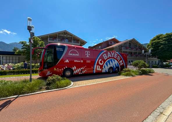 28.07.2026, Fussball Bundesliga 2026 2027, Trainingslager FC Bayern München in Rottach-Egern am Tegernsee (Bayern). Am Mannschaftshotel Parkhotel Egerner Höfe wurde eine Spur gesperrt für den parkenden Bayern-Mannschaftsbus, inklusive temporär aufgestellter Verkehrsampel. *** July 28, 2026, 2026–2027 Bundesliga season, FC Bayern Munich training camp in Rottach-Egern on Lake Tegernsee, Bavaria. At the team hotel, Parkhotel Egerner Höfe, a lane was closed to accommodate the parked Bayern team bus, including a temporarily installed traffic light.