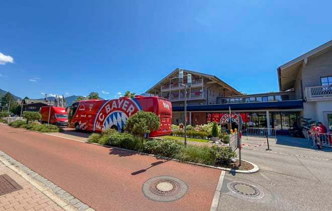 28.07.2026, Fussball Bundesliga 2026 2027, Trainingslager FC Bayern München in Rottach-Egern am Tegernsee (Bayern). Am Mannschaftshotel Parkhotel Egerner Höfe wurde eine Spur gesperrt für den parkenden Bayern-Mannschaftsbus, inklusive temporär aufgestellter Verkehrsampel. *** July 28, 2026, 2026–2027 Bundesliga season, FC Bayern Munich training camp in Rottach-Egern on Lake Tegernsee, Bavaria. At the team hotel, Parkhotel Egerner Höfe, a lane was closed to accommodate the parked Bayern team bus, including a temporarily installed traffic light.