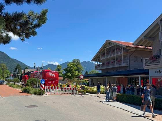 28.07.2026, Fussball Bundesliga 2026 2027, Trainingslager FC Bayern München in Rottach-Egern am Tegernsee (Bayern). Am Mannschaftshotel Parkhotel Egerner Höfe wurde eine Spur gesperrt für den parkenden Bayern-Mannschaftsbus, inklusive temporär aufgestellter Verkehrsampel. Bayernfans warten vor dem Hotel auf Autogramme ihrer Stars. *** July 28, 2026, 2026–2027 Bundesliga Season, FC Bayern Munich training camp in Rottach Egern on Lake Tegernsee, Bavaria. At the team hotel, Parkhotel Egerner Höfe, a lane was closed to accommodate the parked Bayern team bus, including a temporarily installed traffic light. Bayern fans wait in front of the hotel for autographs from their stars.