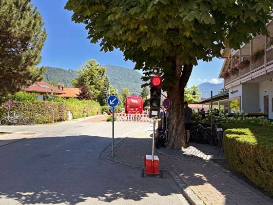 28.07.2026, Fussball Bundesliga 2026 2027, Trainingslager FC Bayern München in Rottach-Egern am Tegernsee (Bayern). Am Mannschaftshotel Parkhotel Egerner Höfe wurde eine Spur gesperrt für den parkenden Bayern-Mannschaftsbus, inklusive temporär aufgestellter Verkehrsampel. *** July 28, 2026, 2026–2027 Bundesliga season, FC Bayern Munich training camp in Rottach-Egern on Lake Tegernsee, Bavaria. At the team hotel, Parkhotel Egerner Höfe, a lane was closed to accommodate the parked Bayern team bus, including a temporarily installed traffic light.