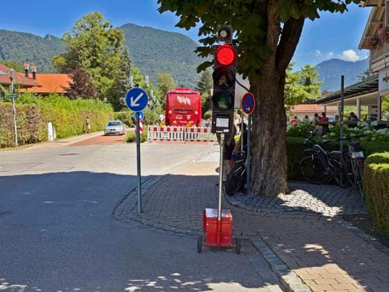 28.07.2026, Fussball Bundesliga 2026 2027, Trainingslager FC Bayern München in Rottach-Egern am Tegernsee (Bayern). Am Mannschaftshotel Parkhotel Egerner Höfe wurde eine Spur gesperrt für den parkenden Bayern-Mannschaftsbus, inklusive temporär aufgestellter Verkehrsampel. *** July 28, 2026, 2026–2027 Bundesliga season, FC Bayern Munich training camp in Rottach-Egern on Lake Tegernsee, Bavaria. At the team hotel, Parkhotel Egerner Höfe, a lane was closed to accommodate the parked Bayern team bus, including a temporarily installed traffic light.