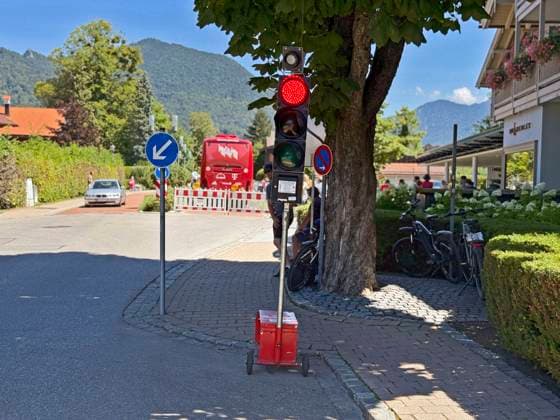 28.07.2026, Fussball Bundesliga 2026 2027, Trainingslager FC Bayern München in Rottach-Egern am Tegernsee (Bayern). Am Mannschaftshotel Parkhotel Egerner Höfe wurde eine Spur gesperrt für den parkenden Bayern-Mannschaftsbus, inklusive temporär aufgestellter Verkehrsampel. *** July 28, 2026, 2026–2027 Bundesliga season, FC Bayern Munich training camp in Rottach-Egern on Lake Tegernsee, Bavaria. At the team hotel, Parkhotel Egerner Höfe, a lane was closed to accommodate the parked Bayern team bus, including a temporarily installed traffic light.