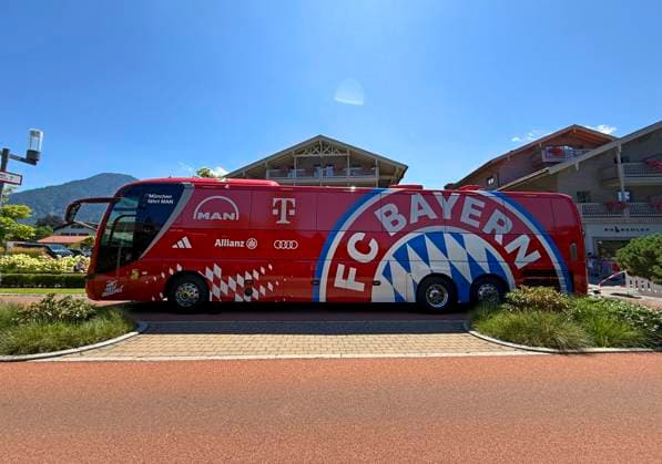 28.07.2026, Fussball Bundesliga 2026 2027, Trainingslager FC Bayern München in Rottach-Egern am Tegernsee (Bayern). Am Mannschaftshotel Parkhotel Egerner Höfe wurde eine Spur gesperrt für den parkenden Bayern-Mannschaftsbus, inklusive temporär aufgestellter Verkehrsampel. *** July 28, 2026, 2026–2027 Bundesliga season, FC Bayern Munich training camp in Rottach-Egern on Lake Tegernsee, Bavaria. At the team hotel, Parkhotel Egerner Höfe, a lane was closed for the parked Bayern team bus, including a temporarily installed traffic light.
