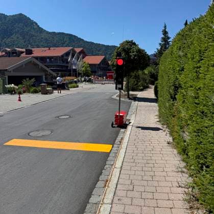 28.07.2026, Fussball Bundesliga 2026 2027, Trainingslager FC Bayern München in Rottach-Egern am Tegernsee (Bayern). Am Mannschaftshotel Parkhotel Egerner Höfe wurde eine Spur gesperrt für den parkenden Bayern-Mannschaftsbus, inklusive temporär aufgestellter Verkehrsampel. *** July 28, 2026, 2026–2027 Bundesliga season, FC Bayern Munich training camp in Rottach-Egern on Lake Tegernsee, Bavaria. At the team hotel, Parkhotel Egerner Höfe, a lane was closed for the parked Bayern team bus, including a temporarily installed traffic light.
