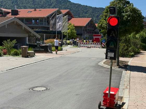 28.07.2026, Fussball Bundesliga 2026 2027, Trainingslager FC Bayern München in Rottach-Egern am Tegernsee (Bayern). Am Mannschaftshotel Parkhotel Egerner Höfe wurde eine Spur gesperrt für den parkenden Bayern-Mannschaftsbus, inklusive temporär aufgestellter Verkehrsampel. *** July 28, 2026, 2026–2027 Bundesliga season, FC Bayern Munich training camp in Rottach-Egern on Lake Tegernsee, Bavaria. At the team hotel, Parkhotel Egerner Höfe, a lane was closed for the parked Bayern team bus, including a temporarily installed traffic light.