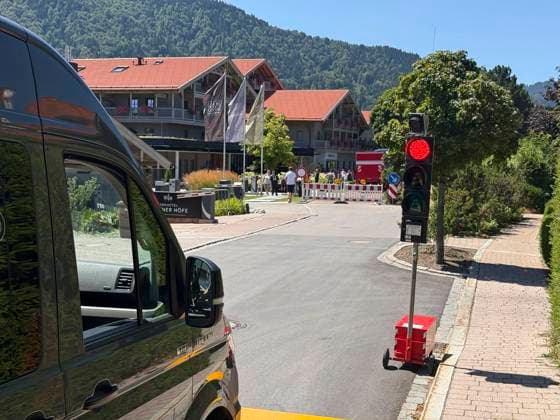 28.07.2026, Fussball Bundesliga 2026 2027, Trainingslager FC Bayern München in Rottach-Egern am Tegernsee (Bayern). Am Mannschaftshotel Parkhotel Egerner Höfe wurde eine Spur gesperrt für den parkenden Bayern-Mannschaftsbus, inklusive temporär aufgestellter Verkehrsampel. *** July 28, 2026, 2026–2027 Bundesliga season, FC Bayern Munich training camp in Rottach-Egern on Lake Tegernsee, Bavaria. At the team hotel, Parkhotel Egerner Höfe, a lane was closed for the parked Bayern team bus, including a temporarily installed traffic light.
