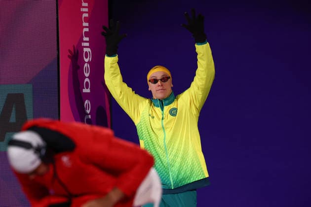 July 27, 2026, Glasgow, Scotland, Great Britain: SAM SHORT of Australia arrives with his gloves on for the Swimming Men s 800m Freestyle Final of the Commonwealth Games Glasgow 2026 at the Tollcross International Swimming Centre in Glasgow, Scotland. Glasgow Great Britain - ZUMAc179 20260727_zep_c179_456 Copyright: xMickaelxChavetx