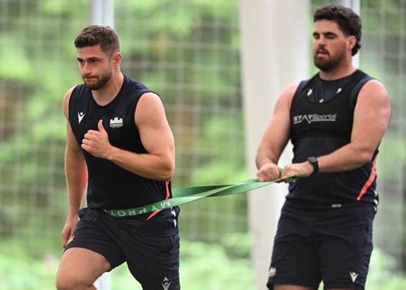The Oriam, Edinburgh. Edinburgh new signing James Grayson with Marshall Sykes during the session Edinburgh Rugby Training and press conference, PK, Pressekonferenz Rugby Union, Oriam, Edinburgh, Scotland, UK - 28 Jul 2026Edinburgh Hive Stadium United Kingdom  Copyright: xNeilxHanna Shutterstockx 17017414ar