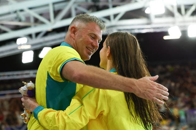 July 27, 2026, Glasgow, Scotland, Great Britain: ALEX PERKINS of Australia is hugged by her coach during the Swimming Women s 100m Butterfly Medal Ceremony of the Commonwealth Games Glasgow 2026 at the Tollcross International Swimming Centre in Glasgow, Scotland. Commowealth Games 2026: Swimming  - ZUMAc179 20260727_zep_c179_472 Copyright: xMickaelxChavetx