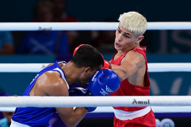 COM26 BOXING, Jye Dixon (red) of Australia in action during his Quarter Final match against Md Rakib Hossain (blue) of Bangladesh during the Glasgow 2026 Commonwealth Games at SEC Centre in Glasgow, United Kingdom, Tuesday, July 28, 2026. ( NO ARCHIVING, EDITORIAL USE ONLY, AUSTRALIA ONLY Glasgow Scotland United Kingdom  Copyright: xDEANxLEWEINSx 20260728110614161350