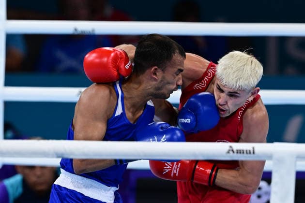 COM26 BOXING, Jye Dixon (red) of Australia in action during his Quarter Final match against Md Rakib Hossain (blue) of Bangladesh during the Glasgow 2026 Commonwealth Games at SEC Centre in Glasgow, United Kingdom, Tuesday, July 28, 2026. ( NO ARCHIVING, EDITORIAL USE ONLY, AUSTRALIA ONLY Glasgow Scotland United Kingdom  Copyright: xDEANxLEWEINSx 20260728130231753868