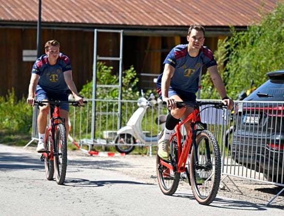 28.07.2026, Fussball Bundesliga 2026 2027, Trainingslager FC Bayern München in Rottach-Egern am Tegernsee (Bayern). v.l. Torwart Jonas Urbig (FC Bayern München) und Torwart Manuel Neuer (FC Bayern München) auf dem Fahrrad *** July 28, 2026, 2026–2027 Bundesliga, FC Bayern Munich training camp in Rottach-Egern on Lake Tegernsee, Bavaria: (from left) Goalkeeper Jonas Urbig of FC Bayern Munich and goalkeeper Manuel Neuer of FC Bayern Munich on bicycles