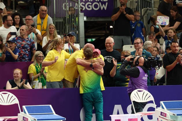 July 27, 2026, Glasgow, Scotland, Great Britain: SAM WILLIAMSON of Australia is hugged by family members during the Swimming Men s 50m Breaststroke Medal Ceremony of the Commonwealth Games Glasgow 2026 at the Tollcross International Swimming Centre in Glasgow, Scotland. Glasgow Great Britain - ZUMAc179 20260727_zep_c179_494 Copyright: xMickaelxChavetx