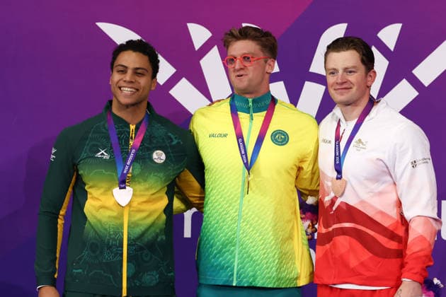 July 27, 2026, Glasgow, Scotland, Great Britain: SAM WILLIAMSON of Australia (center), MICHAEL HOULIE of South Africa (left) and ADAM RAMSAY-PEATY of England pose with the gold, silver and bronze medal during the Swimming Men s 50m Breaststroke Medal Ceremony of the Commonwealth Games Glasgow 2026 at the Tollcross International Swimming Centre in Glasgow, Scotland. Glasgow Great Britain - ZUMAc179 20260727_zep_c179_497 Copyright: xMickaelxChavetx