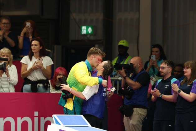 July 27, 2026, Glasgow, Scotland, Great Britain: SAM WILLIAMSON of Australia kisses his girflriend LINNEAR LINDBERG during the Swimming Men s 50m Breaststroke Medal Ceremony of the Commonwealth Games Glasgow 2026 at the Tollcross International Swimming Centre in Glasgow, Scotland. Commowealth Games 2026: Swimming  - ZUMAc179 20260727_zep_c179_489 Copyright: xMickaelxChavetx