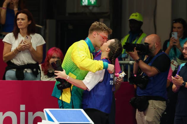 July 27, 2026, Glasgow, Scotland, Great Britain: SAM WILLIAMSON of Australia kisses his girflriend LINNEAR LINDBERG during the Swimming Men s 50m Breaststroke Medal Ceremony of the Commonwealth Games Glasgow 2026 at the Tollcross International Swimming Centre in Glasgow, Scotland. Commowealth Games 2026: Swimming  - ZUMAc179 20260727_zep_c179_490 Copyright: xMickaelxChavetx