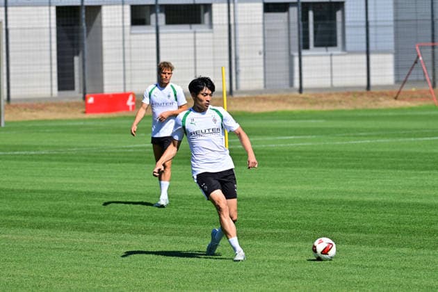 28.07.2026; Moenchengladbach; Fussball, Herren, Saison 2026 2027, Training Borussia Moenchengladbach Shuto Machino (Gladbach); im Hintergrund links Robin Hack (Gladbach) DFL regulations prohibit any use of photographs as image sequences and or quasi-video. ista-Borussia-Park NRW Deutschland *** July 28, 2026, Mönchengladbach Soccer, Men s, 2026–2027 Season, Borussia Mönchengladbach Training: Shuto Machino (Gladbach) in the background on the left; Robin Hack (Gladbach). DFL regulations prohibit any use of photographs as image sequences and or quasi-video content. Borussia Park, NRW, Germany