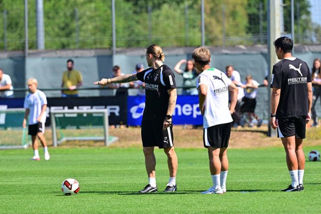 28.07.2026; Moenchengladbach; Fussball, Herren, Saison 2026 2027, Training Borussia Moenchengladbach v. li. Eugen Polanski (Trainer Gladbach) Zento Uno (Gladbach), Dolmetscher Atsushi Waki DFL regulations prohibit any use of photographs as image sequences and or quasi-video. ista-Borussia-Park NRW Deutschland *** July 28, 2026, Mönchengladbach Soccer, Men s, 2026–2027 season, Borussia Mönchengladbach training session; from left: Eugen Polanski, Gladbach coach Zento Uno, Gladbach; interpreter Atsushi Waki. DFL regulations prohibit any use of photographs as image sequences and or quasi-video content at Borussia Park, North Rhine-Westphalia, Germany