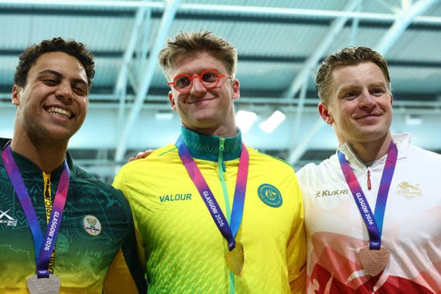 July 27, 2026, Glasgow, Scotland, Great Britain: SAM WILLIAMSON of Australia (center), MICHAEL HOULIE of South Africa (left) and ADAM RAMSAY-PEATY of England pose with the gold, silver and bronze medal during the Swimming Men s 50m Breaststroke Medal Ceremony of the Commonwealth Games Glasgow 2026 at the Tollcross International Swimming Centre in Glasgow, Scotland. Commowealth Games 2026: Swimming  - ZUMAc179 20260727_zep_c179_516 Copyright: xMickaelxChavetx